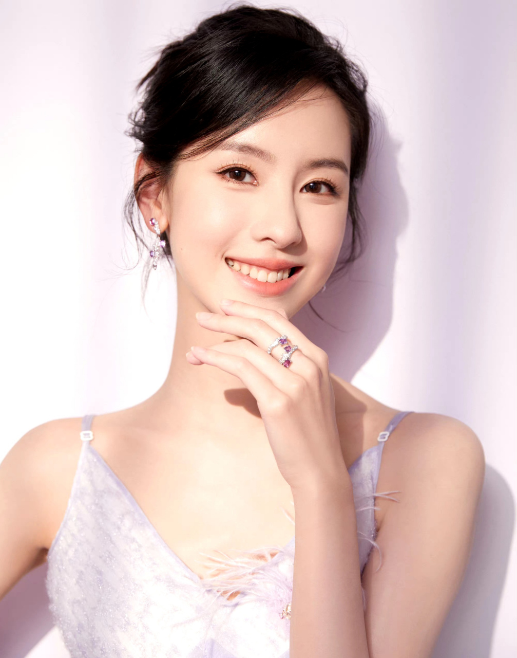 陈都灵这组照片好美,仿佛又看到了那年证件照上的她.