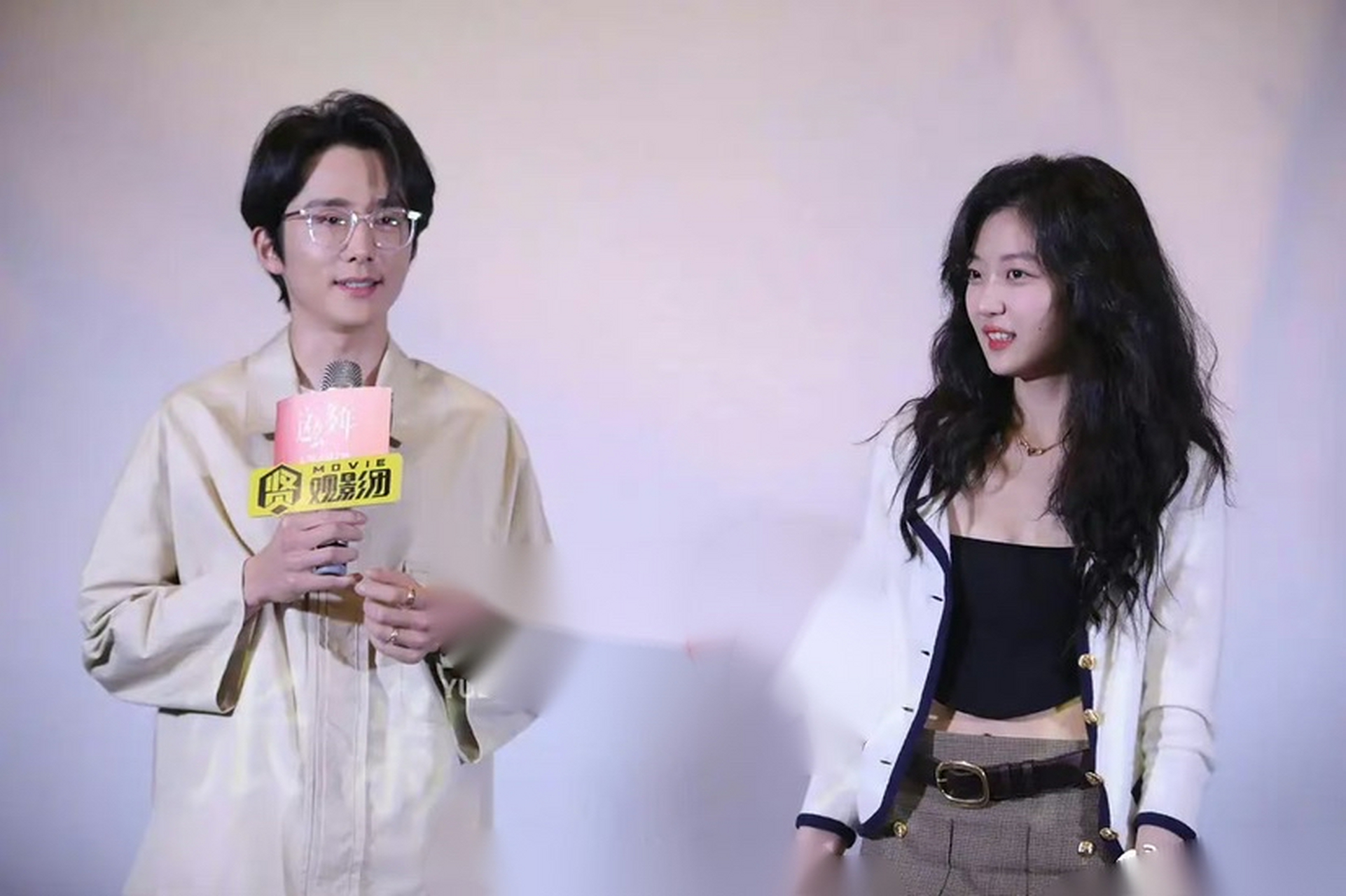 孙千,张新成的电影发布会同框图,俩人站在一起,cp感你可以get到吗?