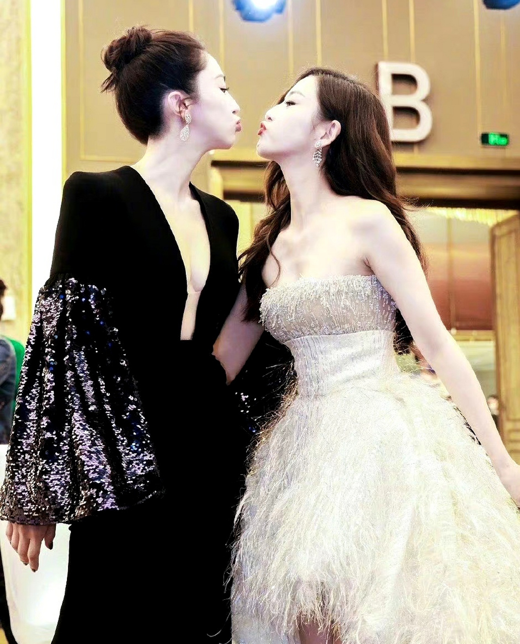 佟丽娅和董璇的合照,好像双胞胎姐妹,两个人状态非常的好,皮肤白皙,给