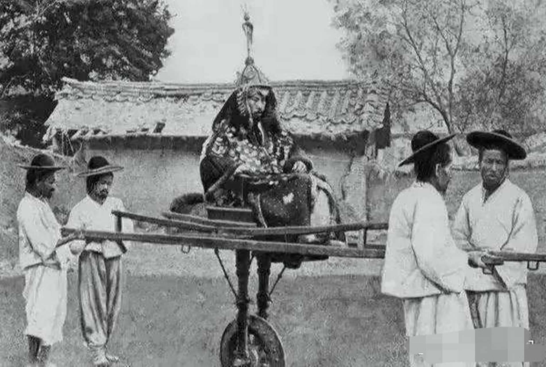 历史老照片,李鸿章的小轿子和朝鲜将军的轿子,哪个更舒适些?