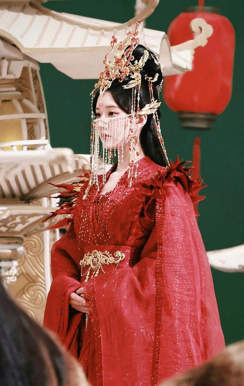 赵露思的红衣古装造型好美,优雅端庄,妩媚动人,很是惊艳!