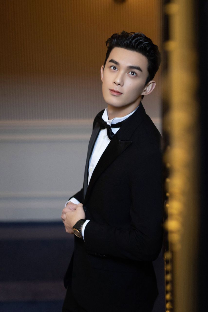 吴磊帅气西装背头写真壁纸[小红花][小红花][小红花]