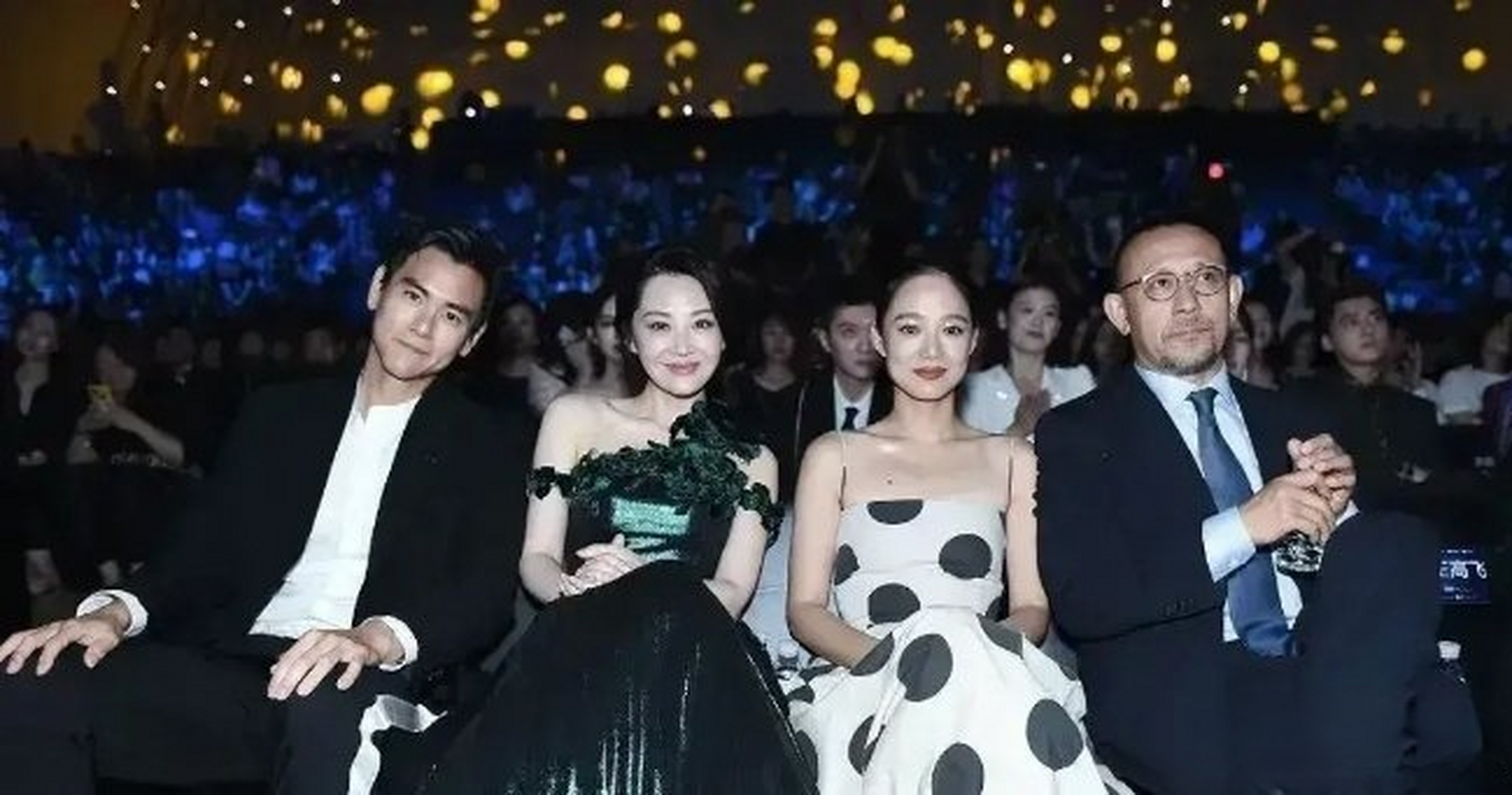 53岁许晴和43岁周韵的同框,终于明白了风情美和清纯美的区别…… 67