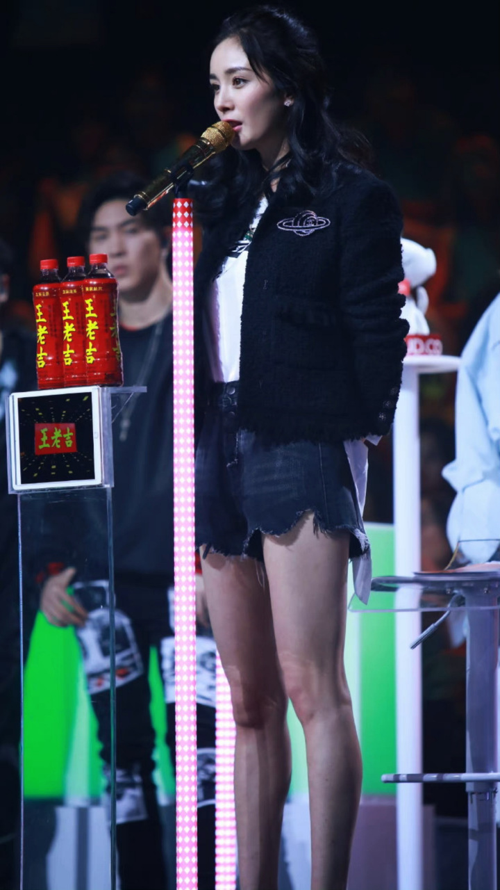 这腿是真实的么?杨幂明日之子牛仔短裤外套,秀美腿瞬间#娱乐最前沿