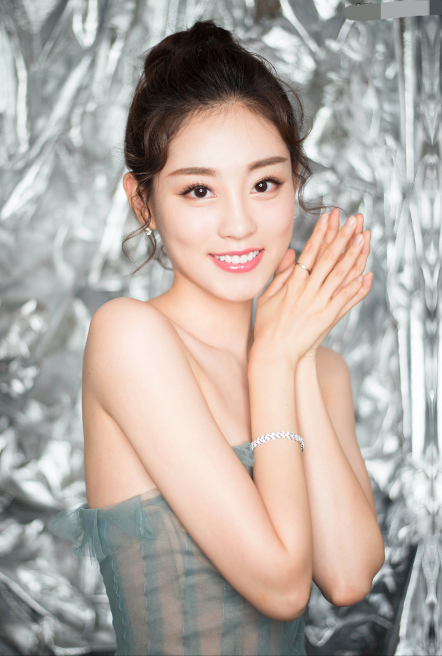 祝绪丹身穿薄荷绿亮片长裙,微胖的身材太赞了!