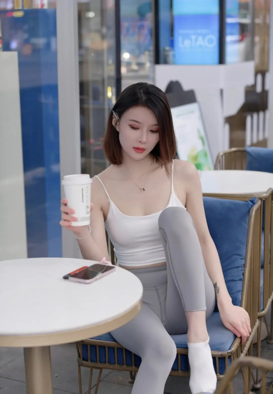 蜜桃街拍|小姐姐的瑜伽裤诱惑,前凸后翘,你喜欢这种风格吗?