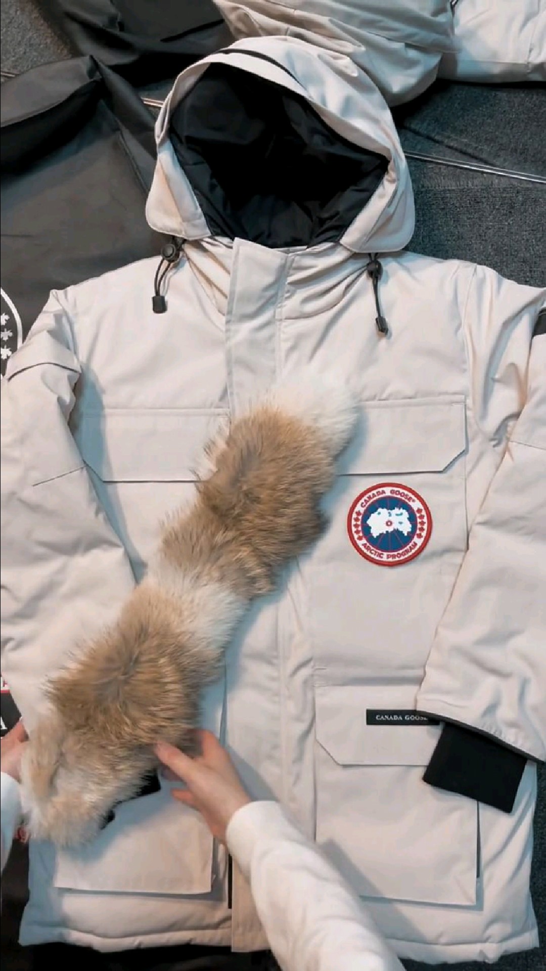 加拿大鹅羽绒服米白开箱评测
