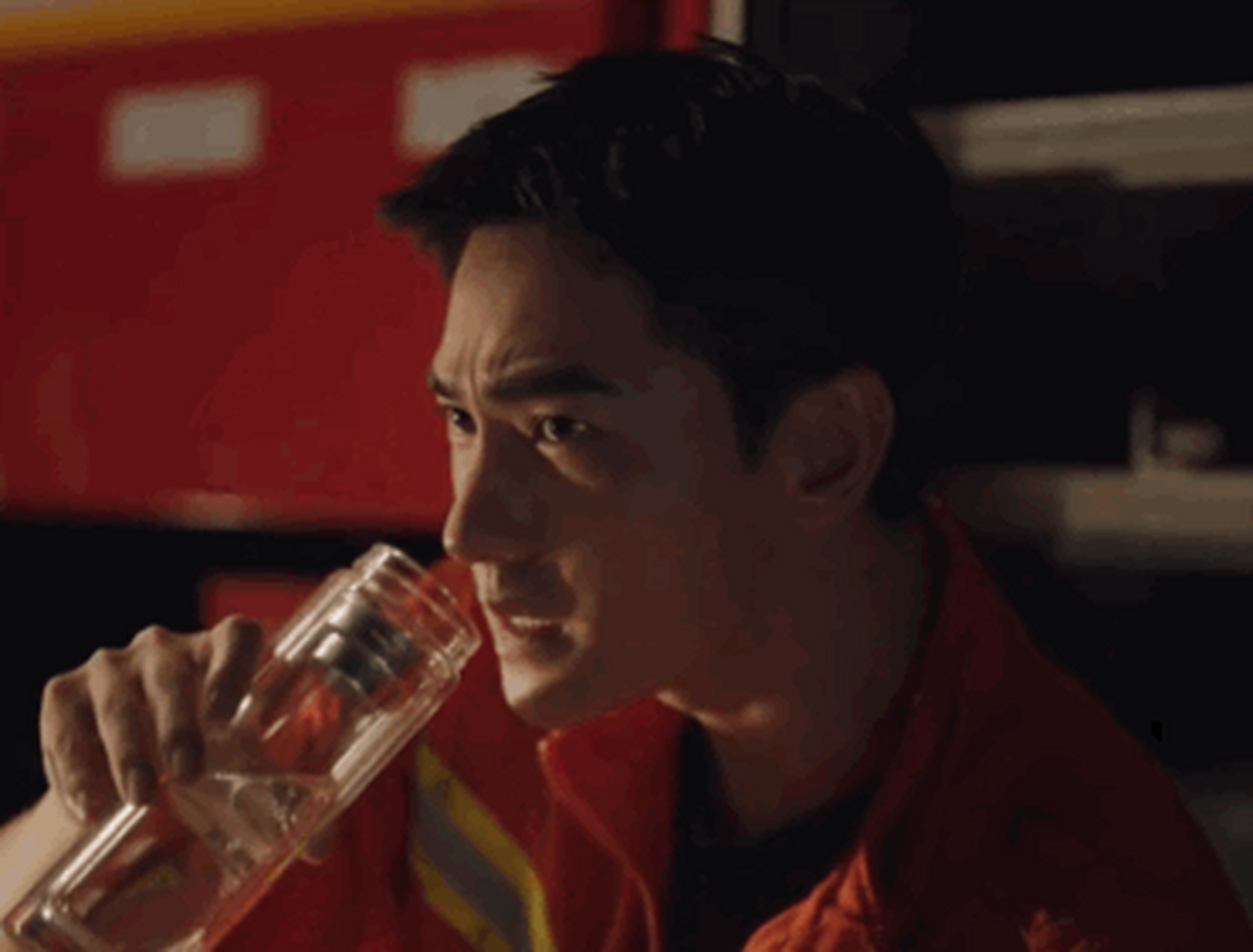 杨洋喝水vs魏大勋喝水,前者太做作,后者才是自然有魅力.