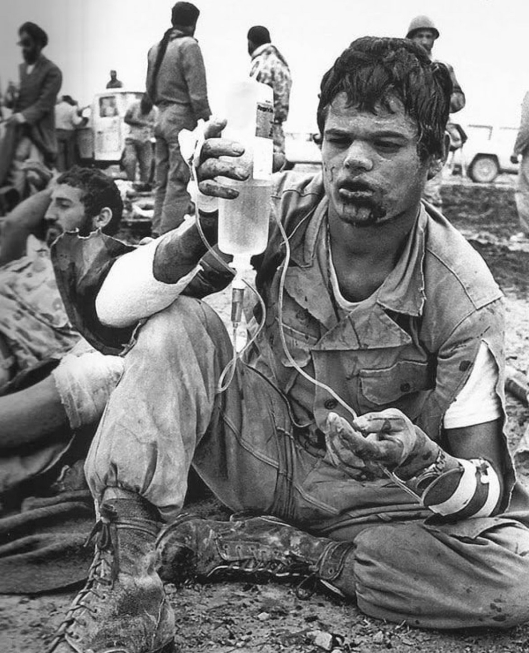 这张照片拍摄的是两伊战争(约 1980 年)期间,一名伊朗士兵拿着静脉