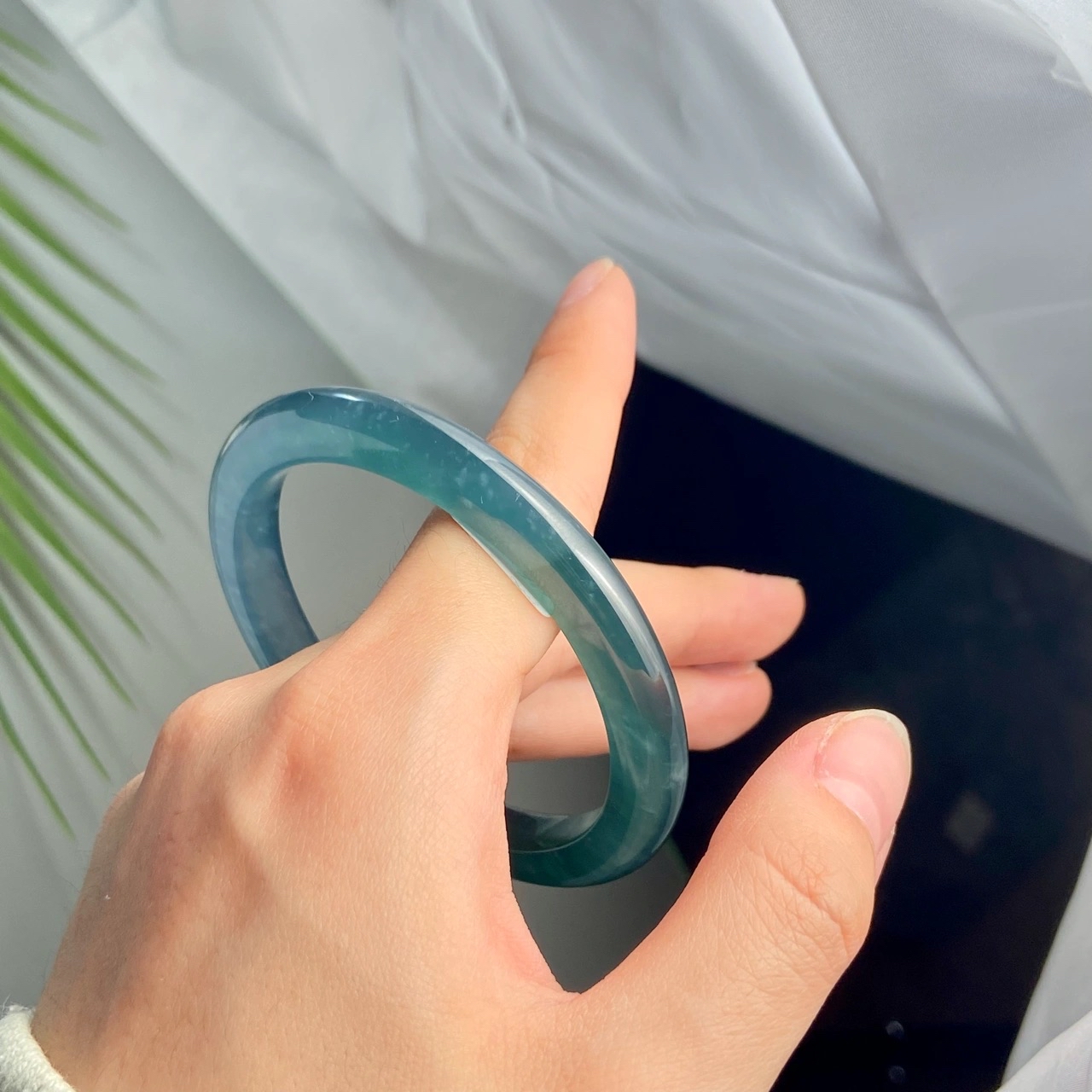 钟爱湛蓝深海翡翠手镯