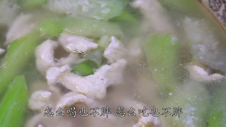 分享一道美味可口的家常菜:丝瓜滑肉汤
