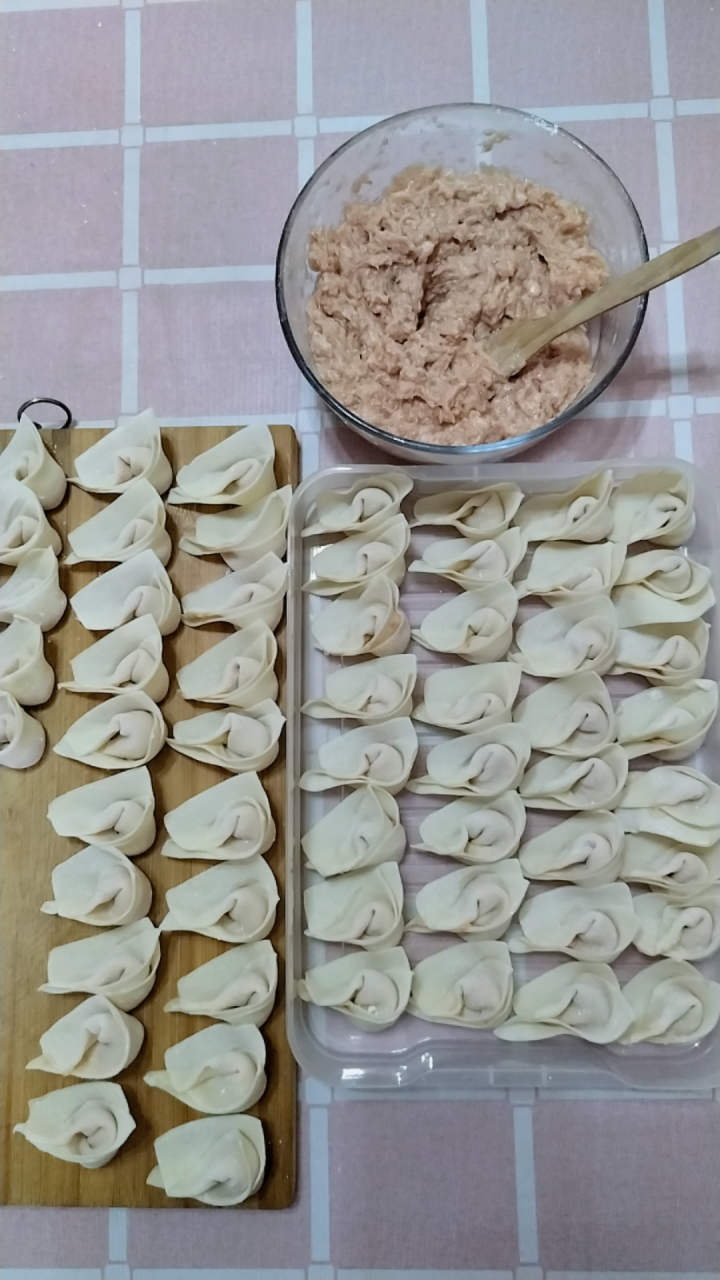 今日午餐分享:四川抄手 抄手也叫云吞,馄饨,在四川叫抄手,可以带汤也