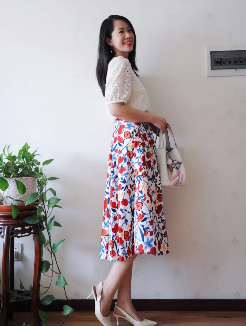中长款的花裙, 搭配白色的上衣, 很适合中年小姐姐.