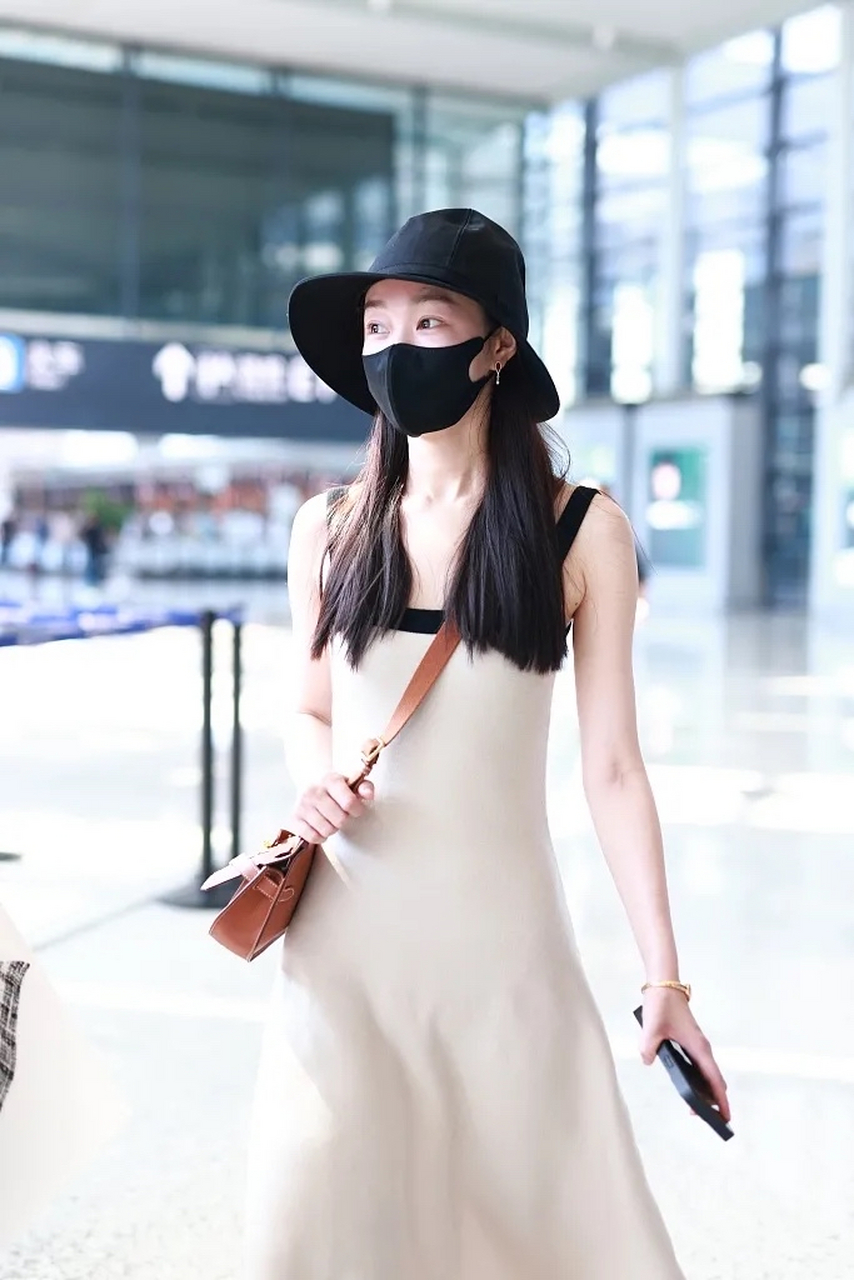 宋轶最新的街拍来了,她戴了一顶黑色的渔夫帽,穿一件大翻领的白色