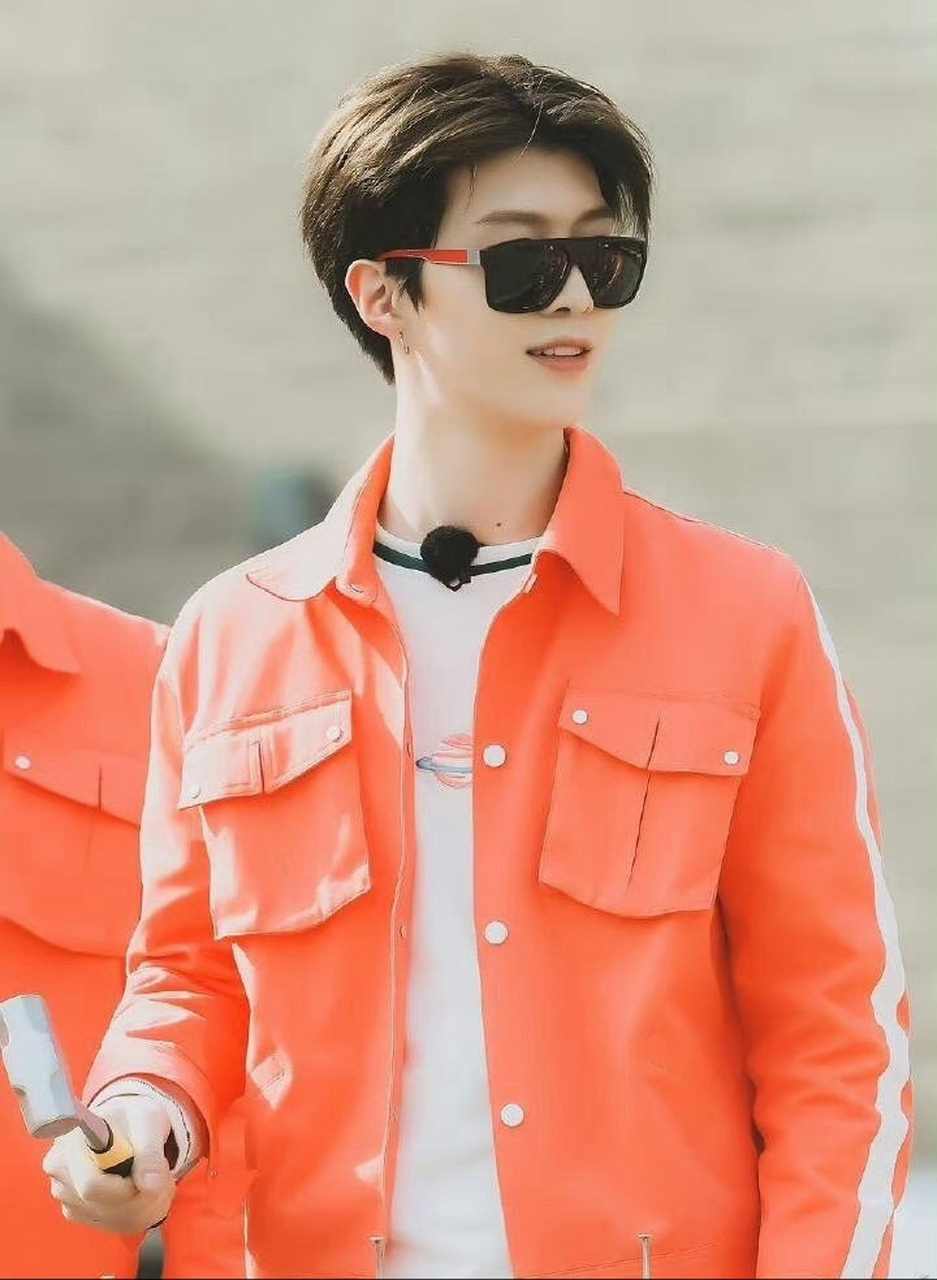 恭喜范丞丞常驻《奔跑吧》, 他和蔡徐坤谁更帅?#娱乐最前沿