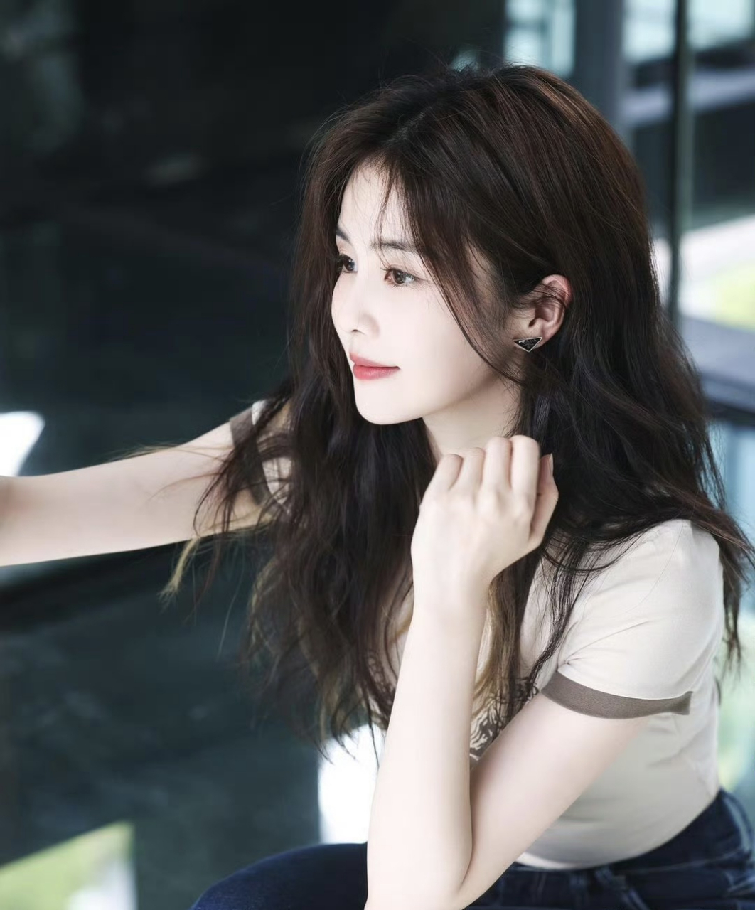 白鹿身穿短款上衣高腰牛仔裤,清纯甜美校园风真好看! 676767