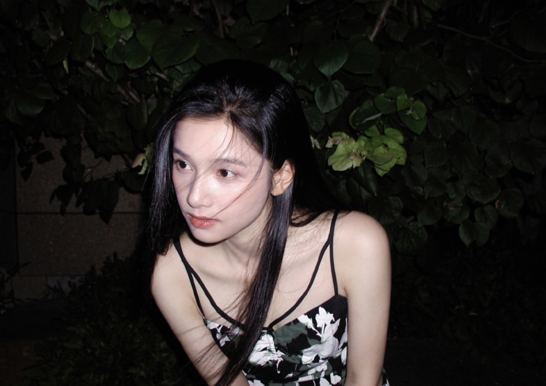 张婧仪纯欲风# 张婧仪碎花吊带裙搭配随意散下的黑色长发纯欲感拉满!