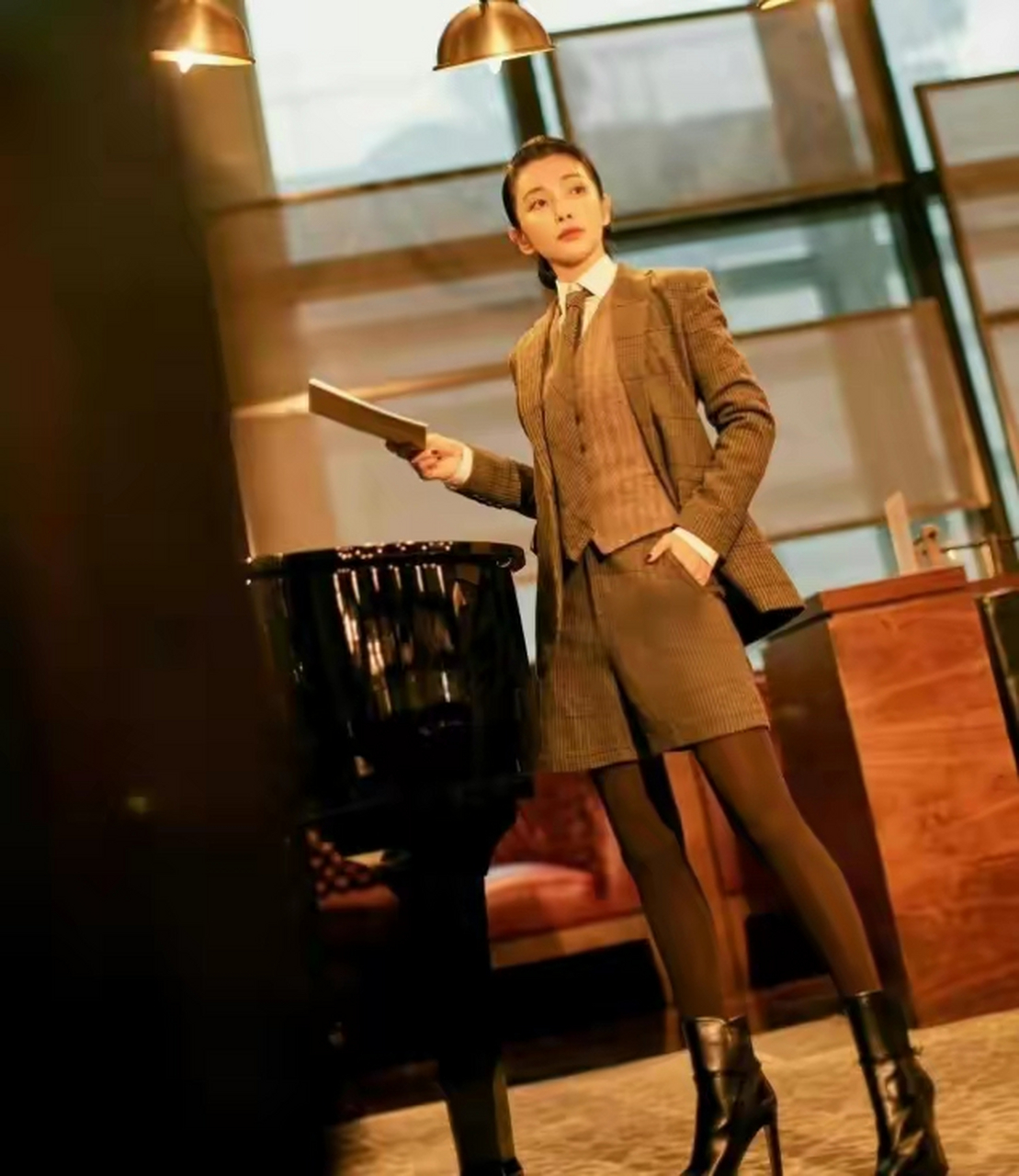 咖啡色丝袜搭配帅气西服,李冰冰大秀女王风姿,网友:服了!