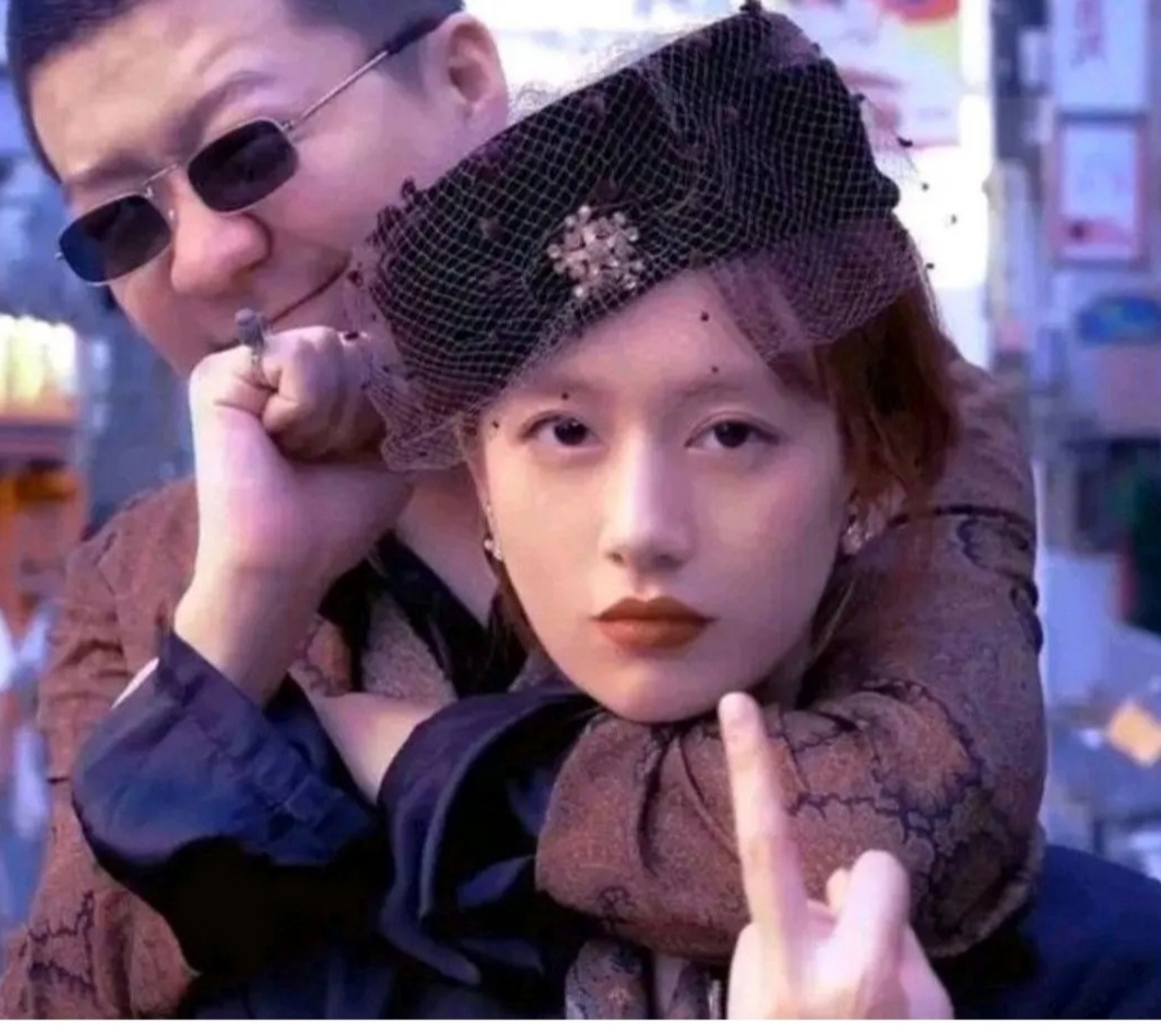 著名主持人李诞的老婆黑尾酱,在直播间为自己的品牌带货.  因为18.