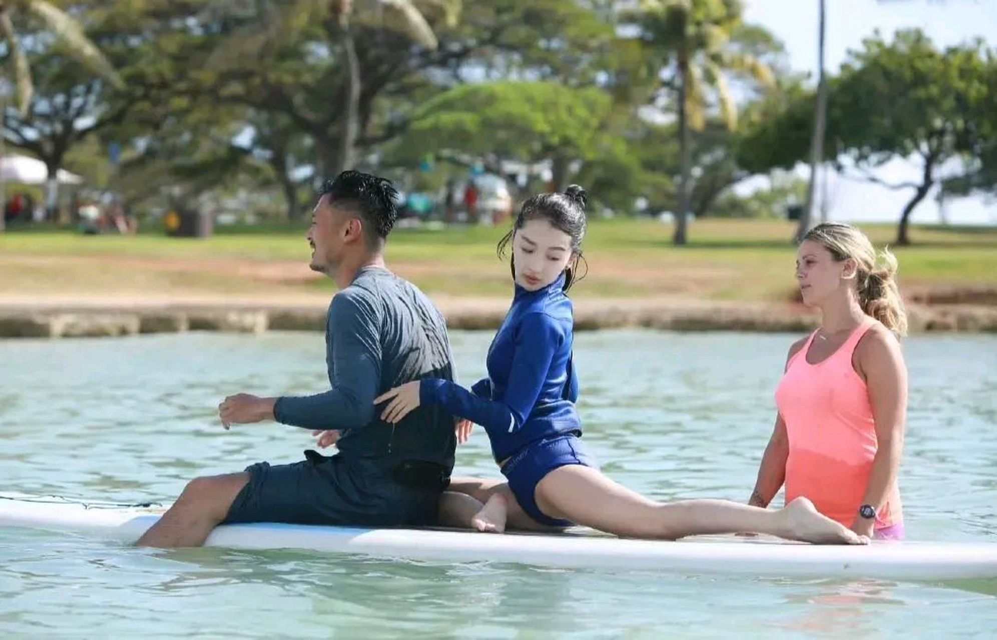周冬雨水上瑜伽,这大长腿柔韧性真好呀!