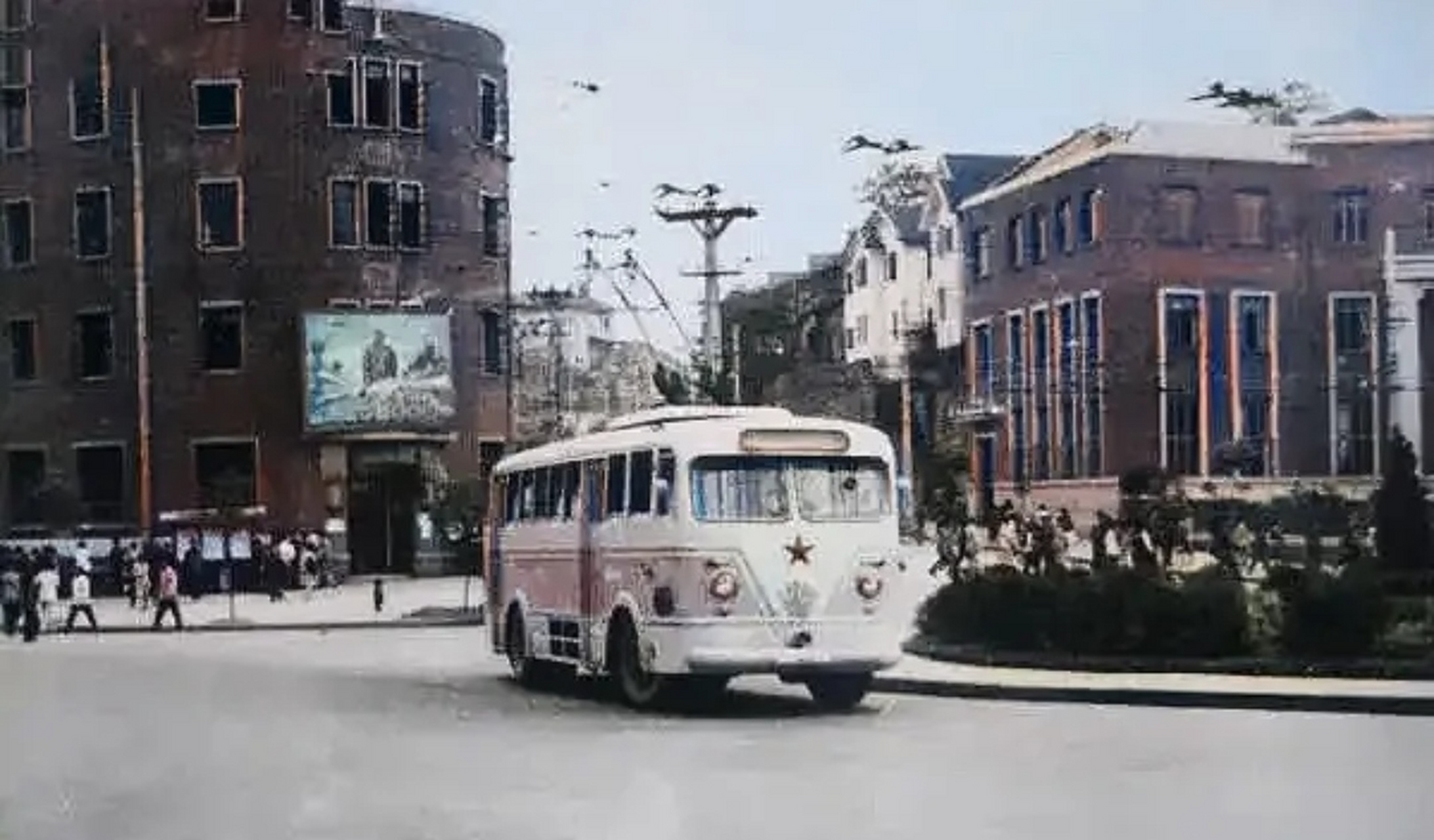 这张照片为上世纪50年代的重庆无轨电车.