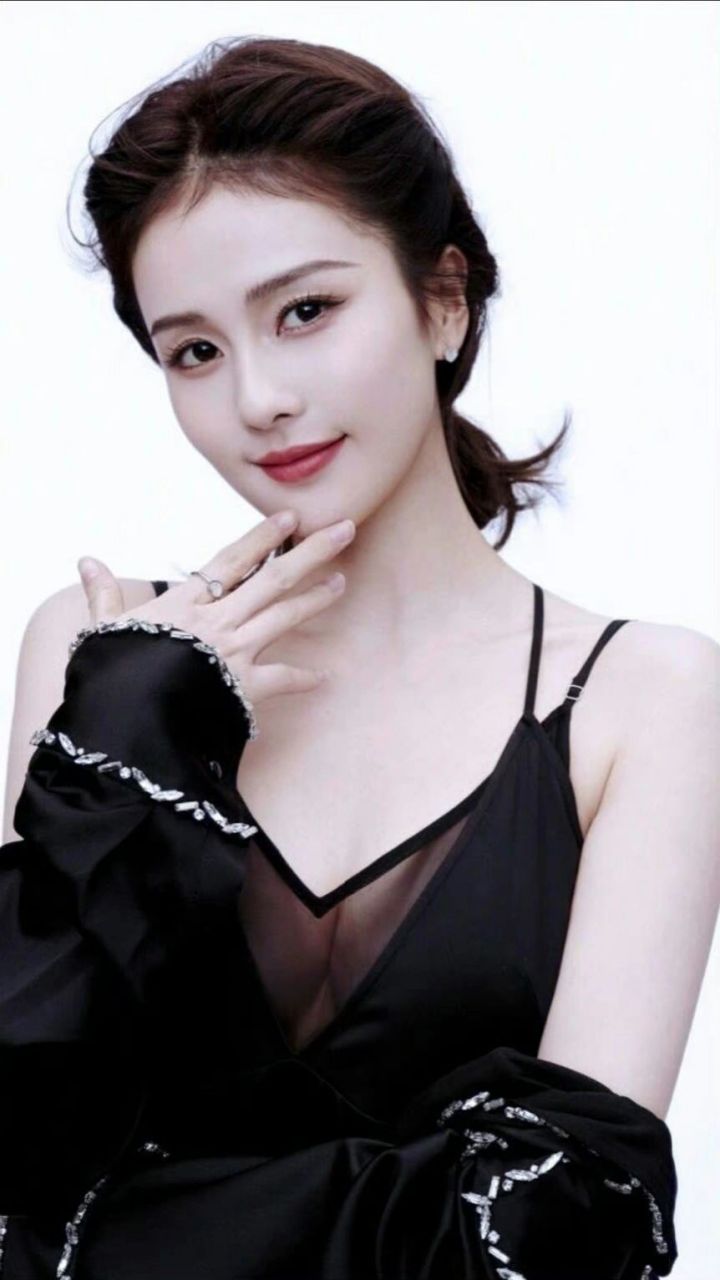 拍"睡衣风"造型成熟又性感,完全藏不住女人味,魅力四射