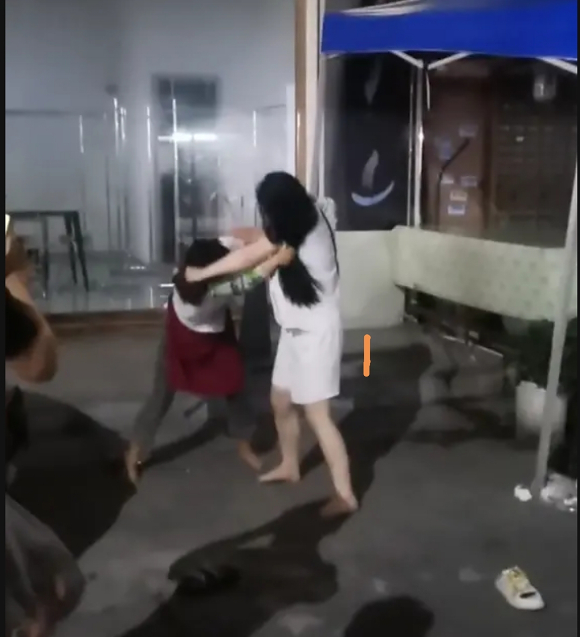 广东俩年轻漂亮女子街头干架,互扯头发,鞋子都打飞.