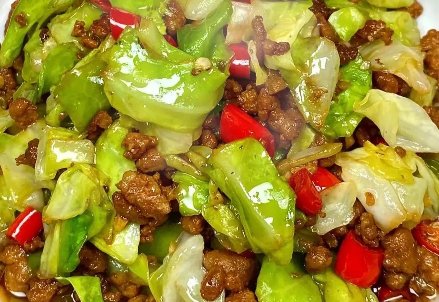 我的美食分享#  包菜炒肉末  食材:包菜,瘦肉,蒜末,小米辣.