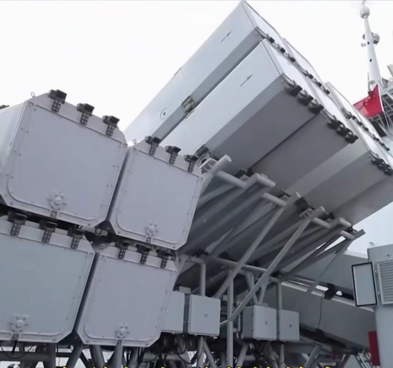 鹰击-83反舰导弹系统(图1,摄于已退役166号珠海舰)与鹰击-12a反舰导弹