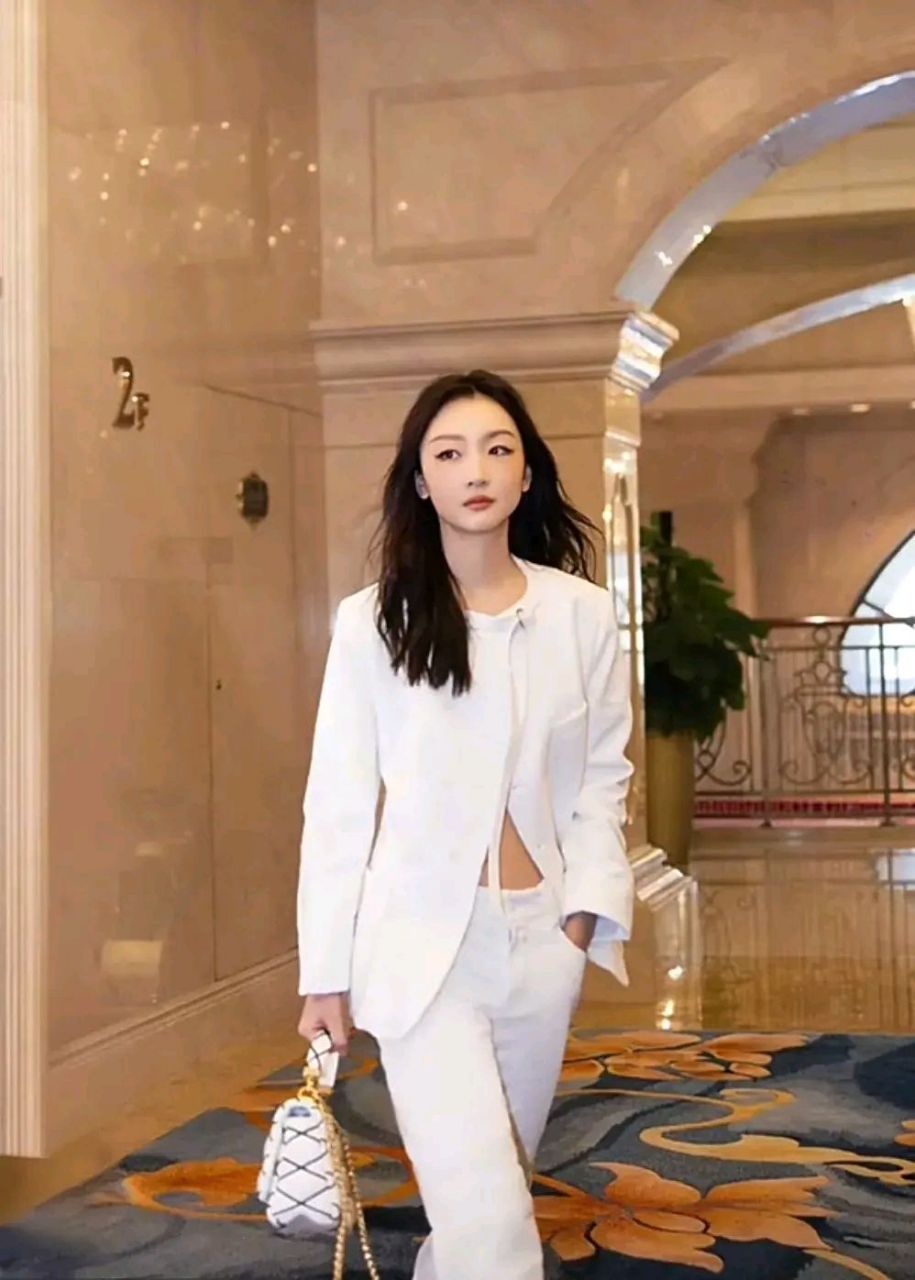 我给周冬雨微调, 假设周冬雨改改发型,和五官细节, 感觉整个氛围都不