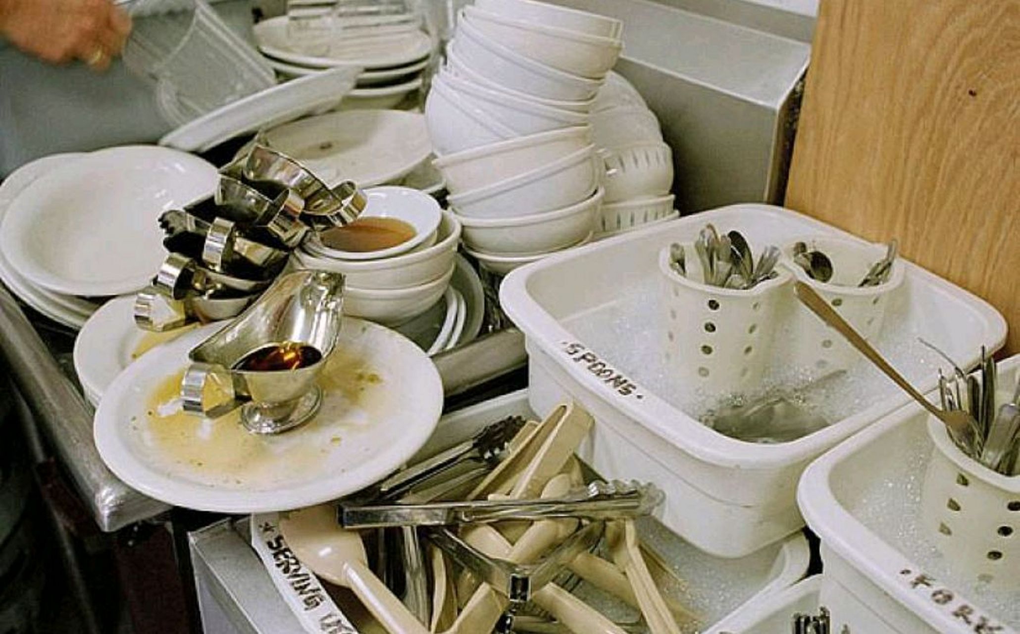 国庆第一天,我上午九点到下午两点饭店里兼职洗碗,赚了100元