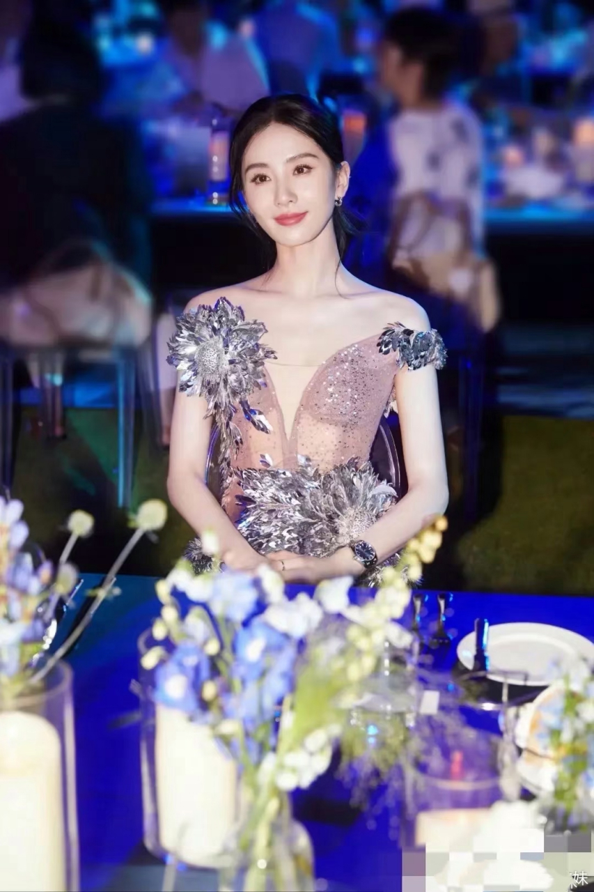 刘诗诗这身高定真漂亮,可惜姐姐保守加了内衬 676767