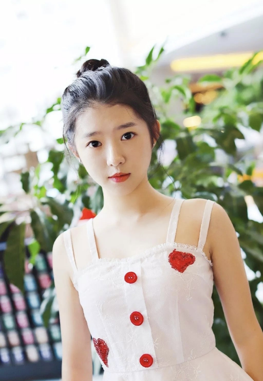 何蓝逗,本名何蓝,1999年10月16日生于广东省惠州市,中国内地女演员.