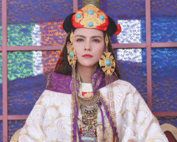 《烽烟尽处》被郭幸圈粉了,人美戏也好,难怪张翰这么捧她