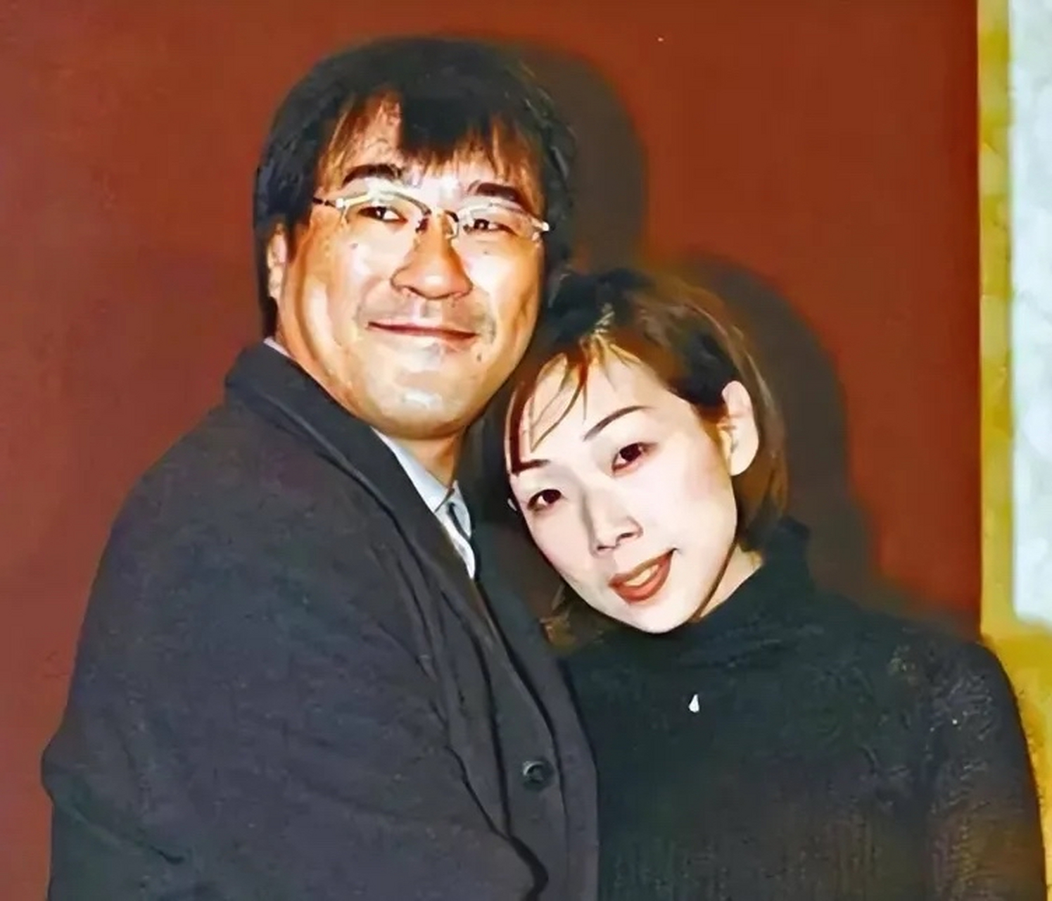 1994年,36岁的李宗盛婚内出轨28岁的林忆莲,两人悄悄的同居,没多久