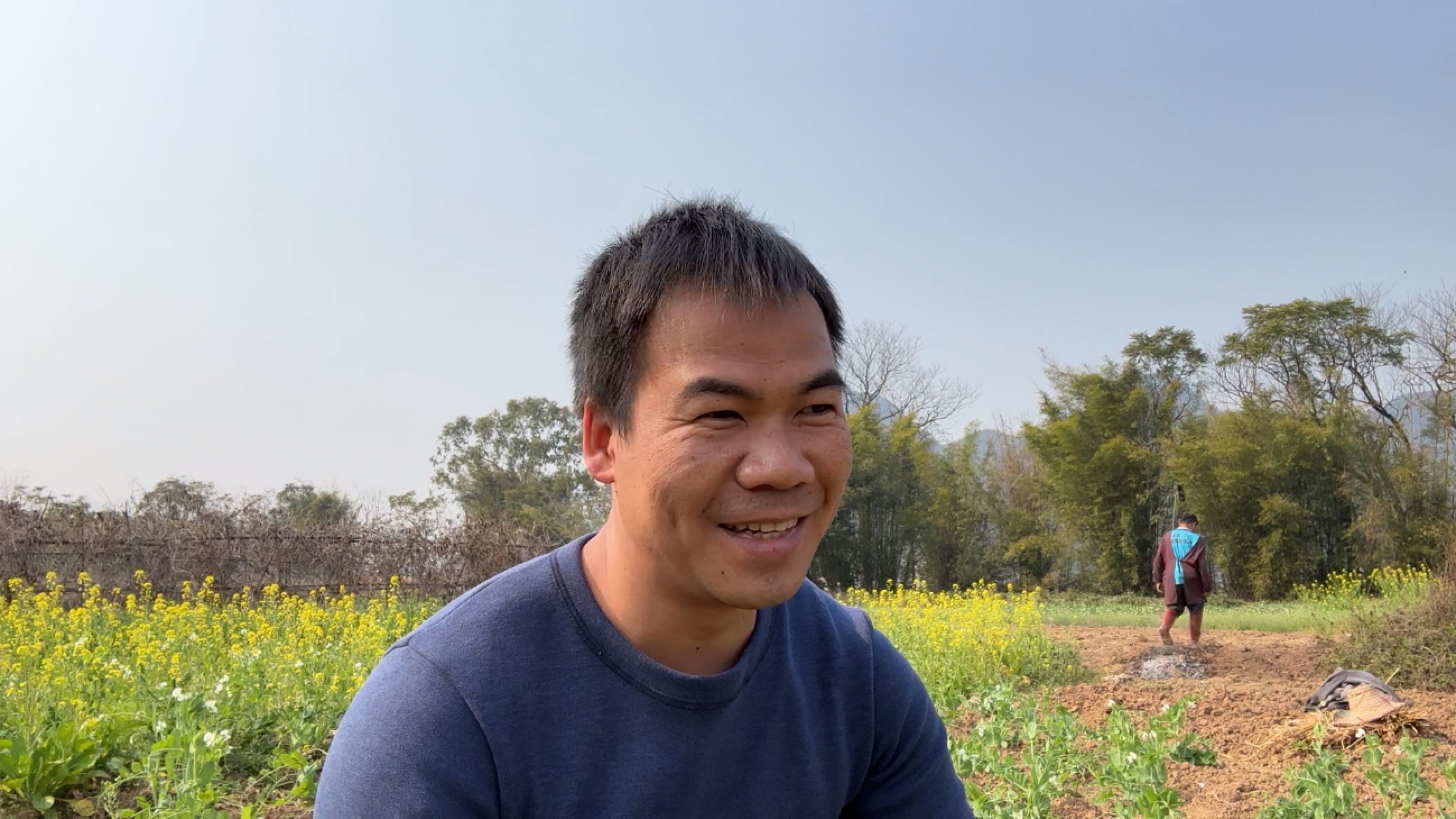 叔叔晒了很多菜花干,阿金去拿货时发现村里将有大活动,有得忙了