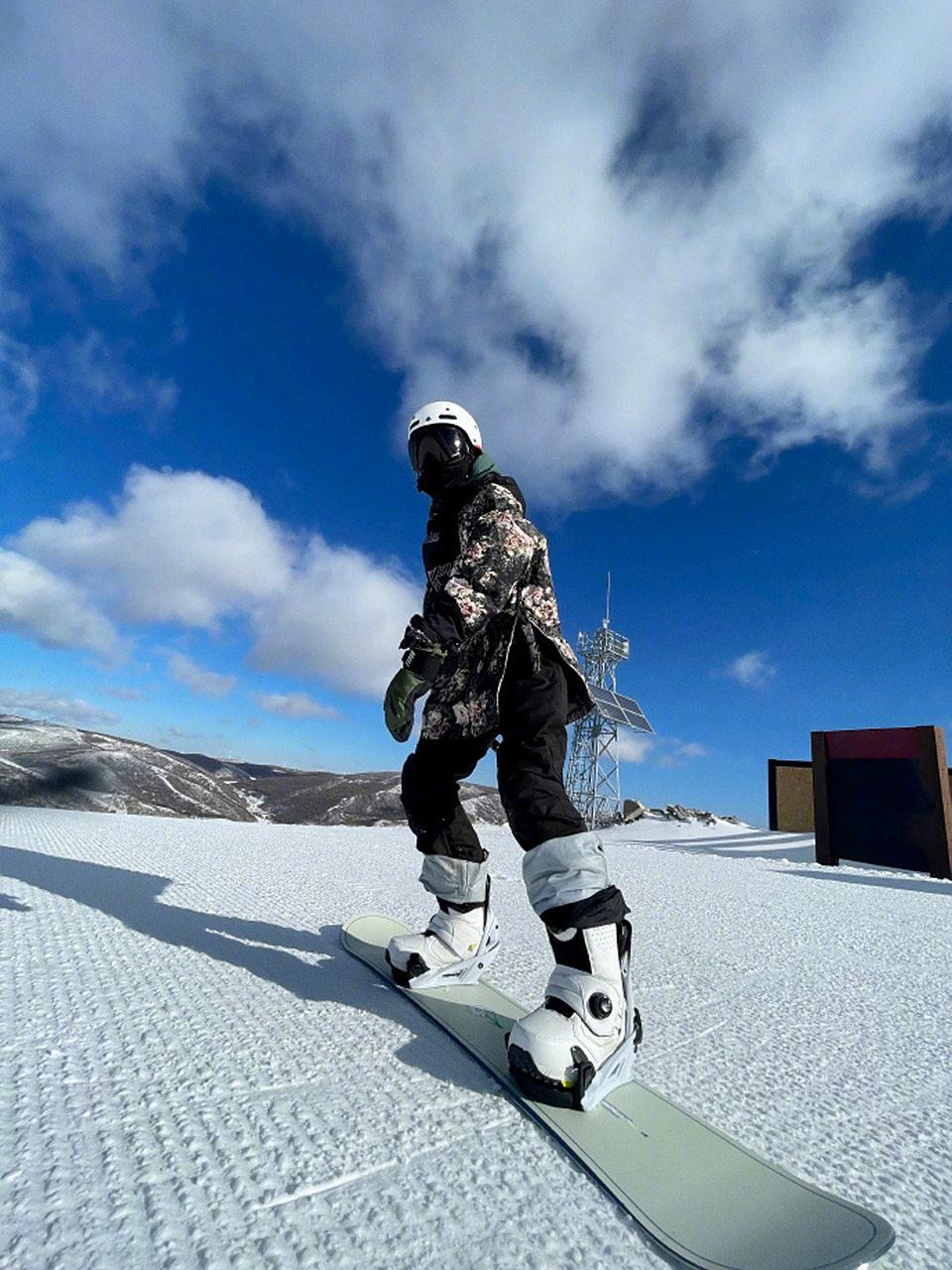 王源美图分享# #王源新粉补档必看# #王源运动少年# 分享一组单板