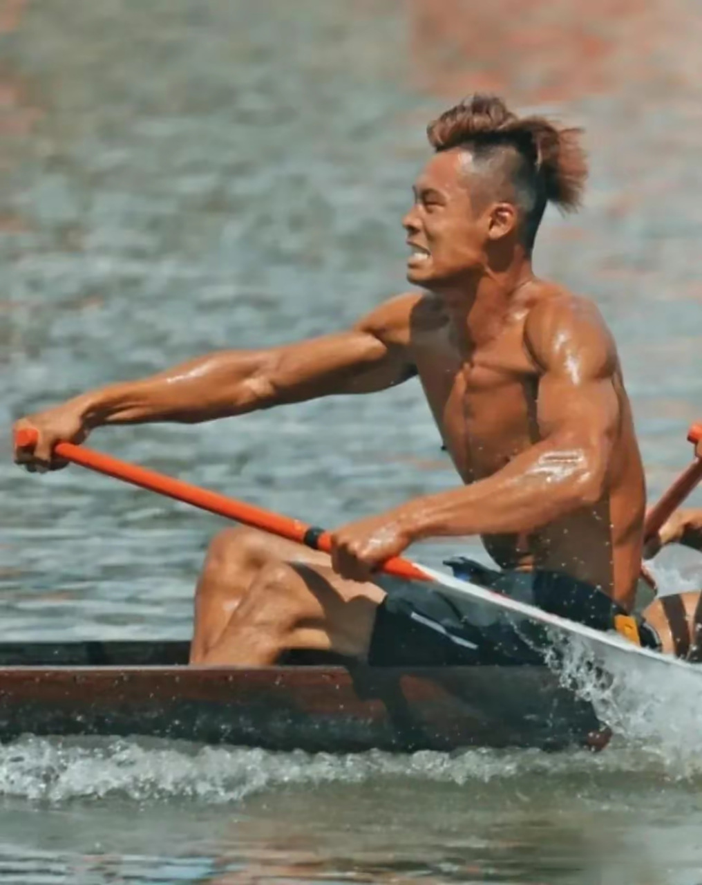 今年的端午赛龙舟,广东小伙冯俊伟火出圈了.