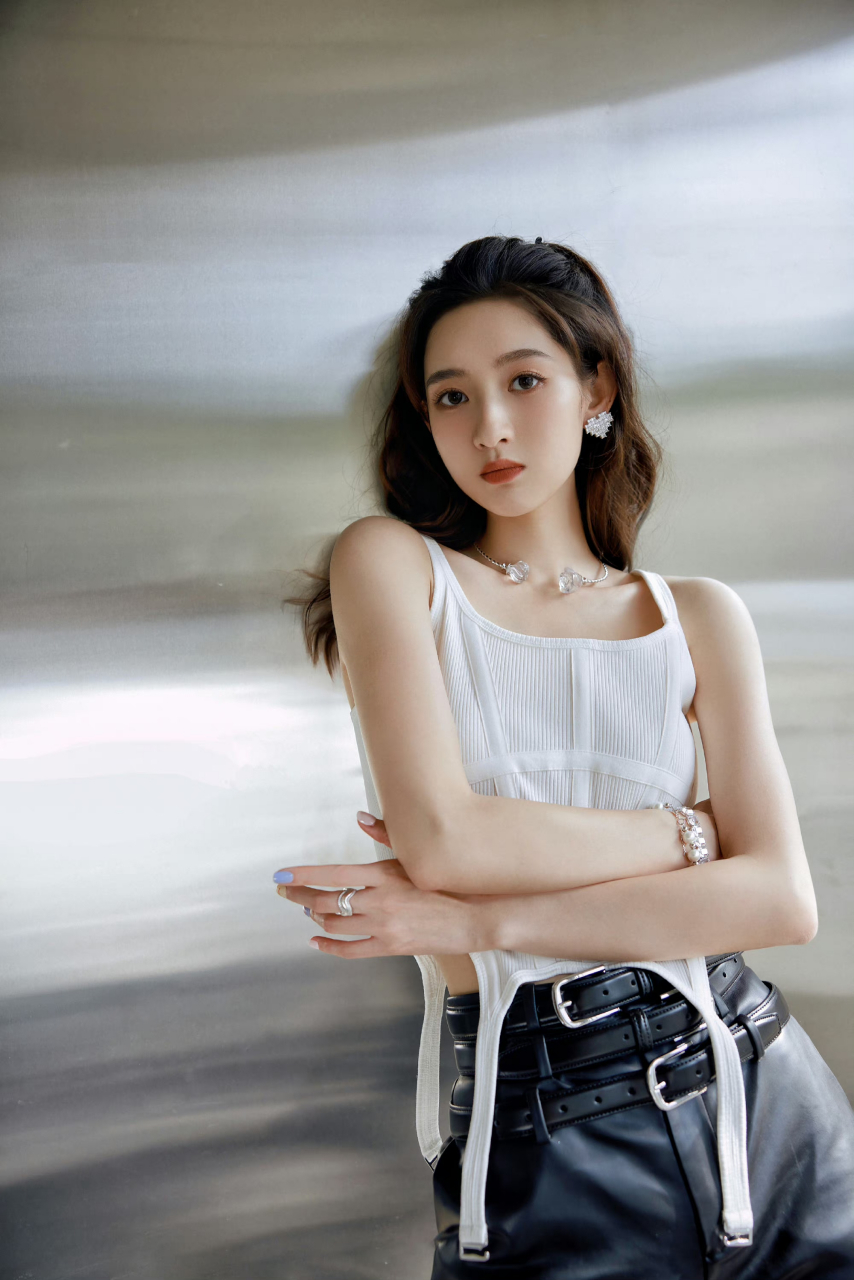 王玉雯黑白穿搭