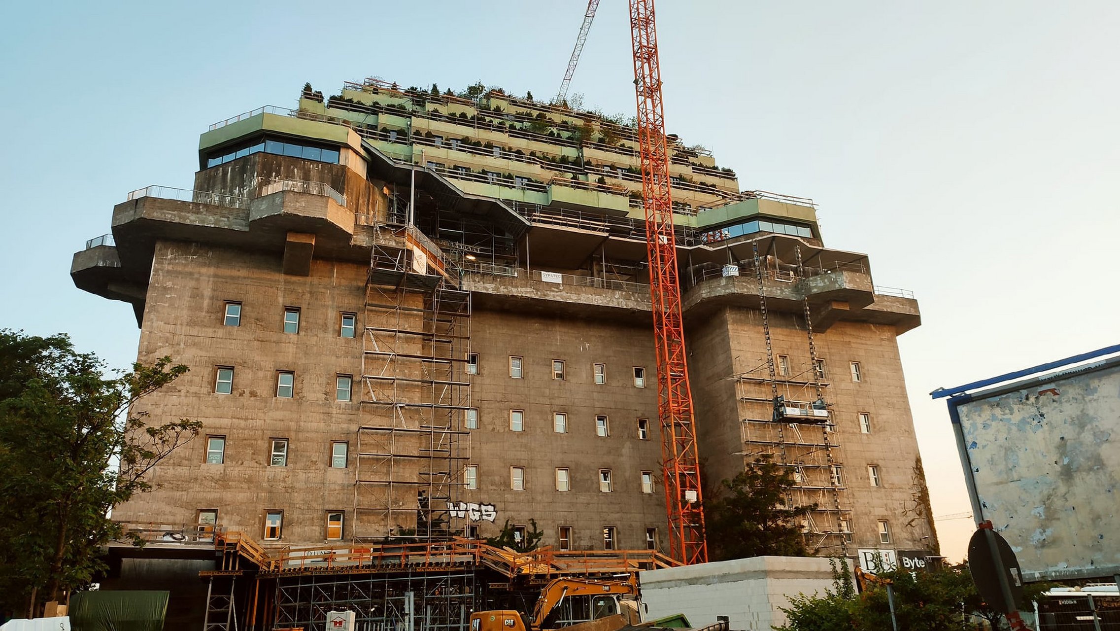 战后德国汉堡市,改建中的巨型防空炮塔.它是二战军事奇观之一!