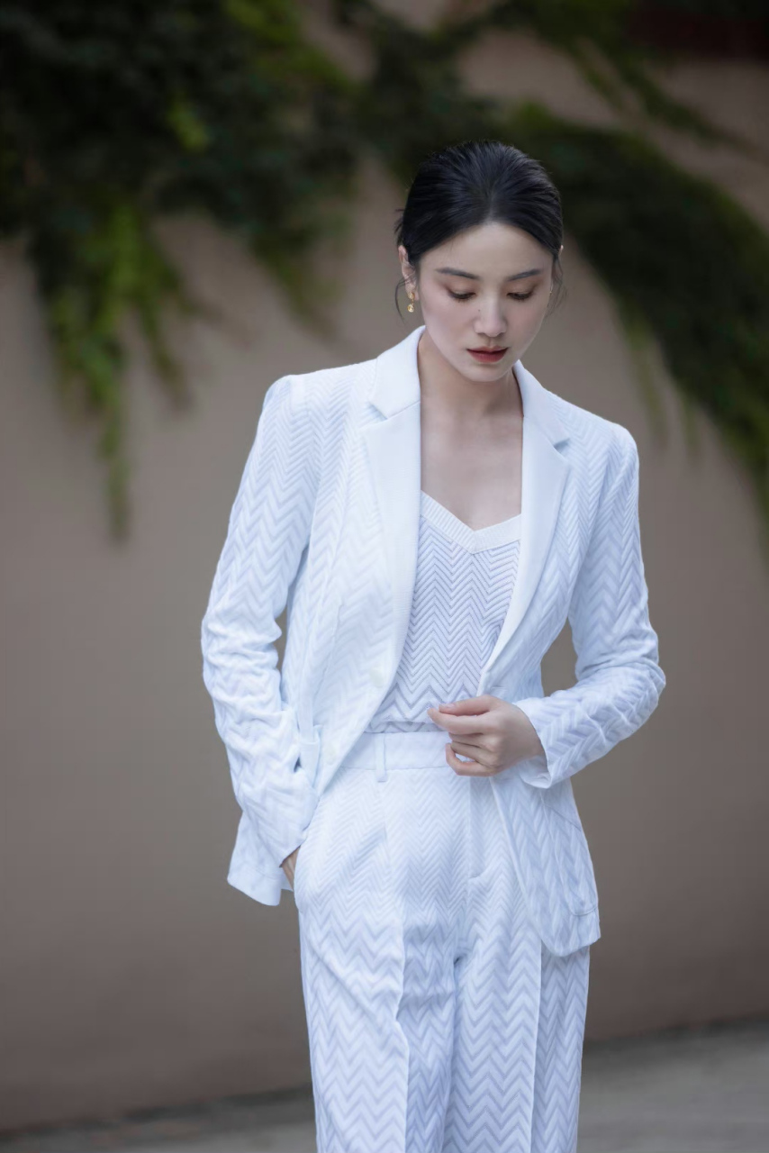 宋佳# 一袭白色西装,肤白貌美的容颜,精致立体的五官,纤瘦高挑的刹哪