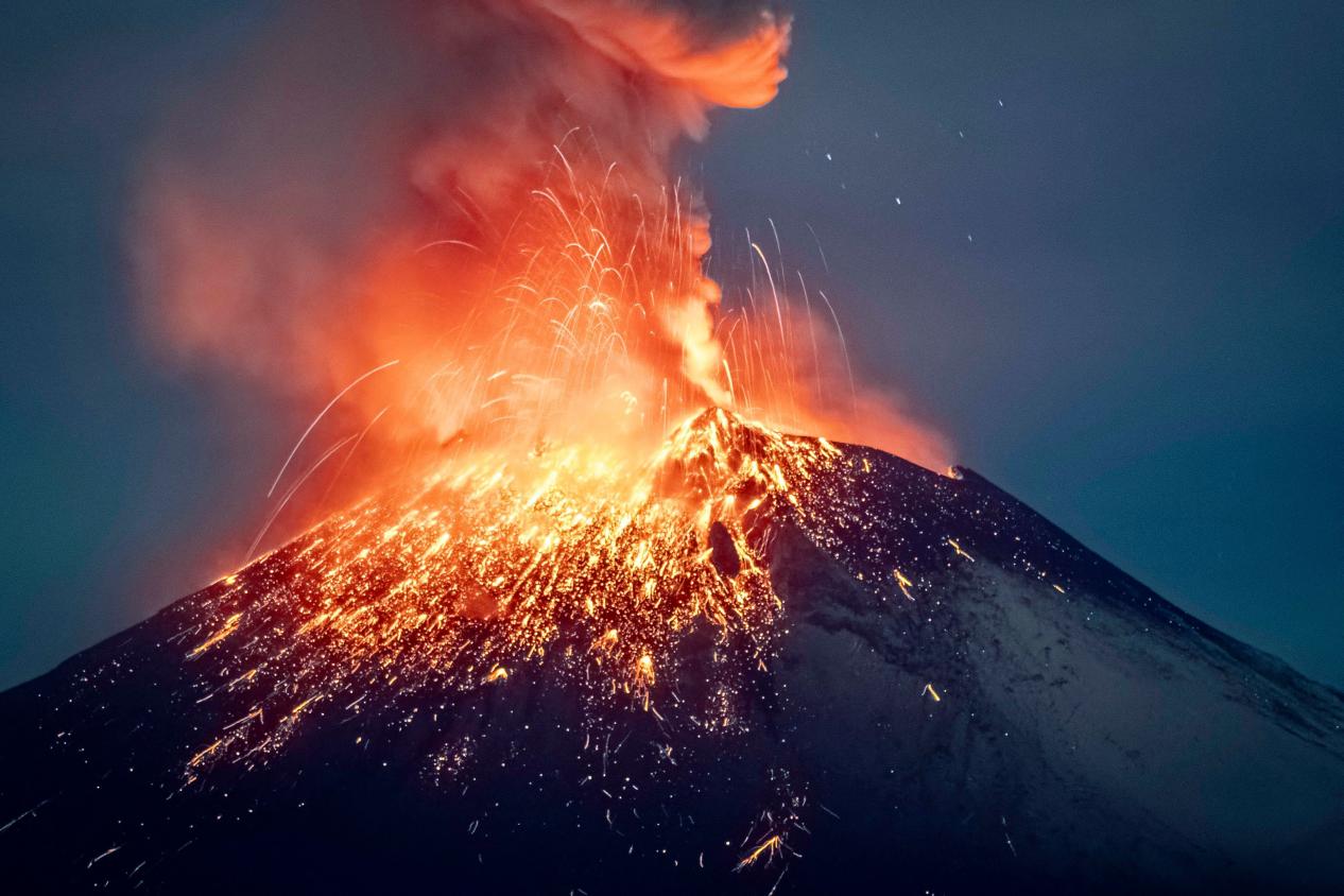 喷发数千米火山灰,岩浆在地壳断裂释放,火山喷发给人类的喜忧?