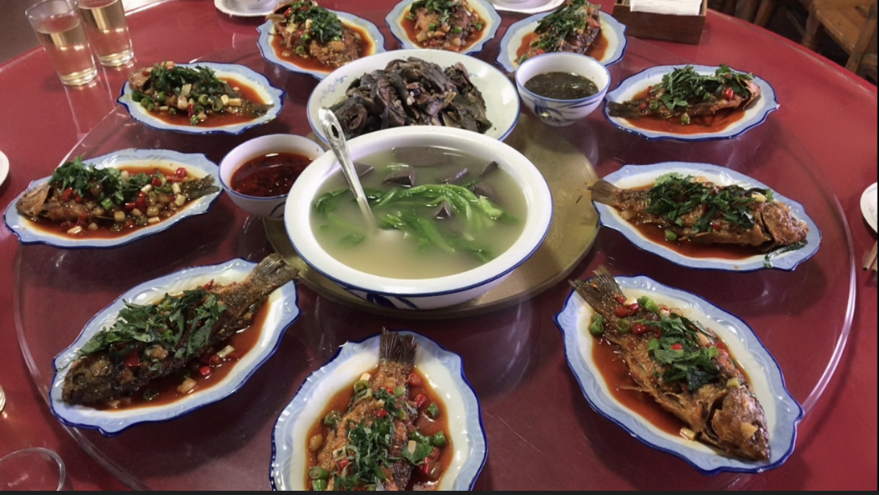 泸州胡市金桂苑餐厅的招牌干烧鲫鱼,配上椒麻鸡,杰哥又吃高兴了