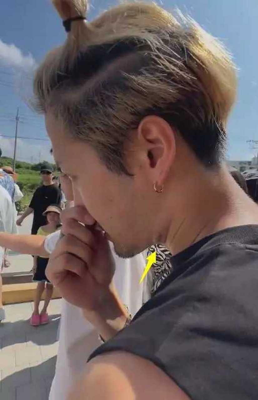 【王嘉尔见粉丝捂鼻子引争议】 最近,关于王嘉尔见粉丝捂鼻子的行为