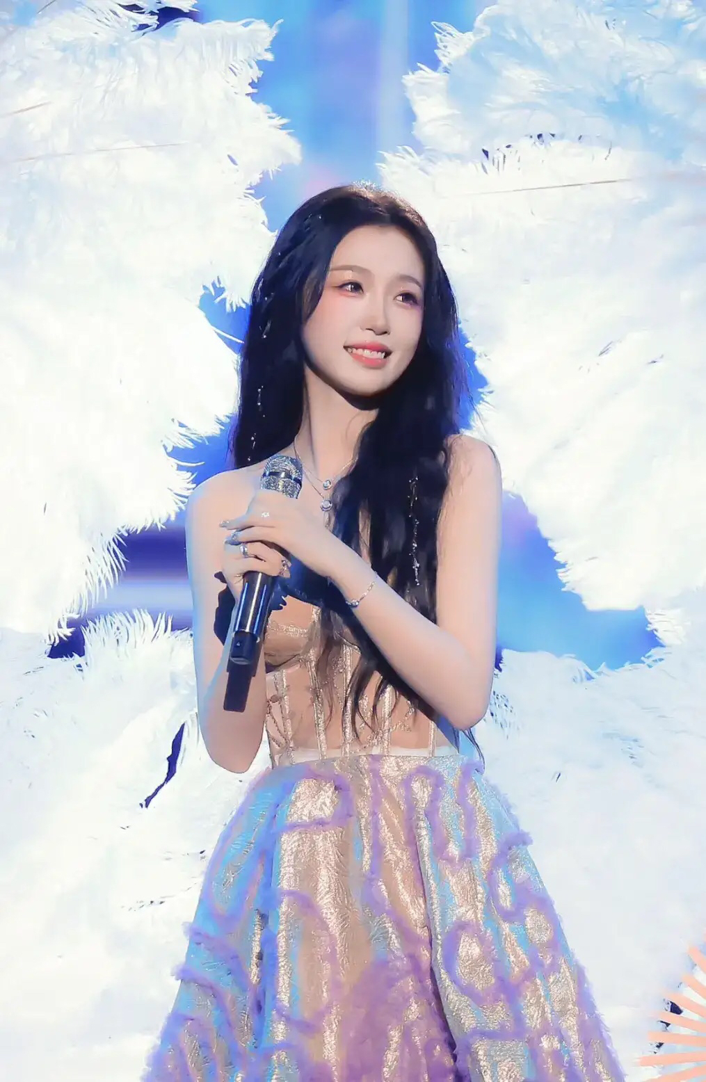 虞书欣跨年晚会造型,鎏金紫公主裙好美