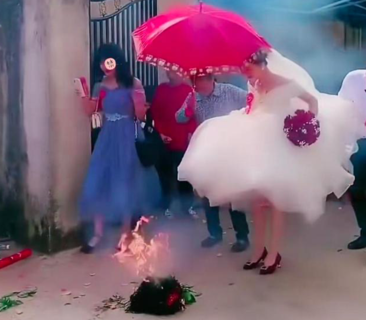 新娘结婚跨火盆,火势太大烧坏裙摆,网友:搞这么大火无法理解