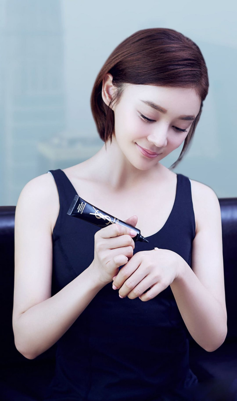 袁姗姗,出道以来她便饱受争议,近年凭借马甲线女神的形象成功洗白.