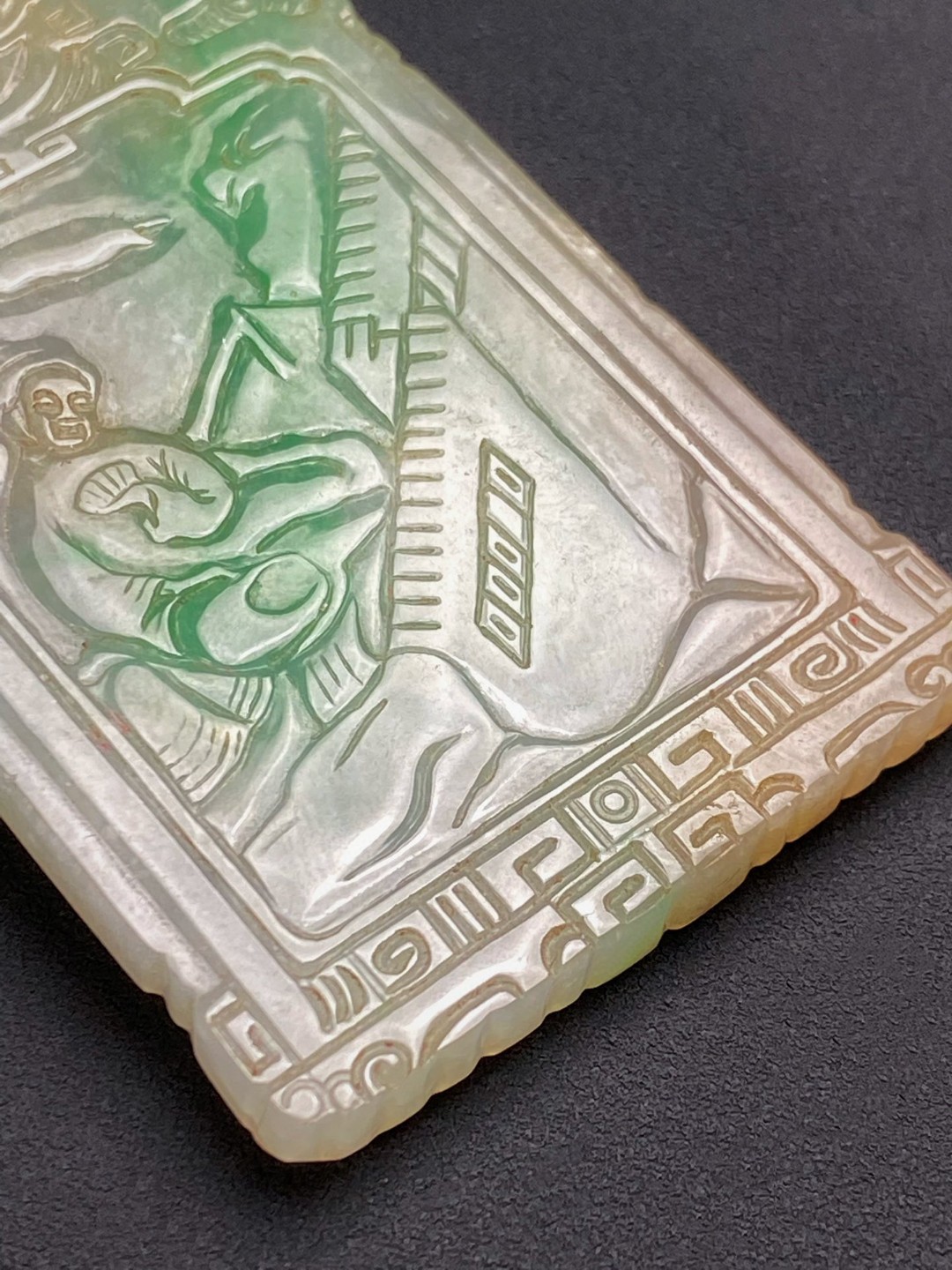 清乾隆 老坑飘绿翡翠 庭院仕女 诗文牌 子冈牌