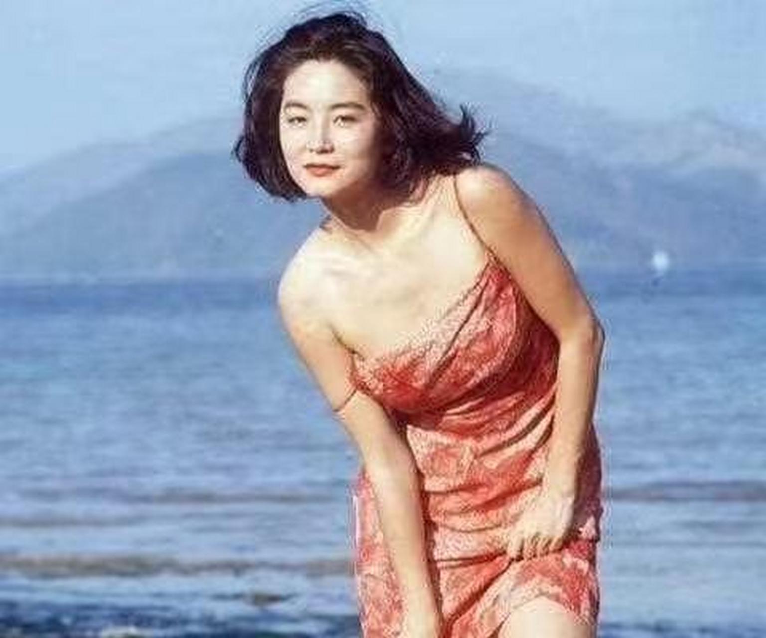 1990年林青霞在海边嬉水,这个纱巾造型换一个人恐怕就是大妈了,果然