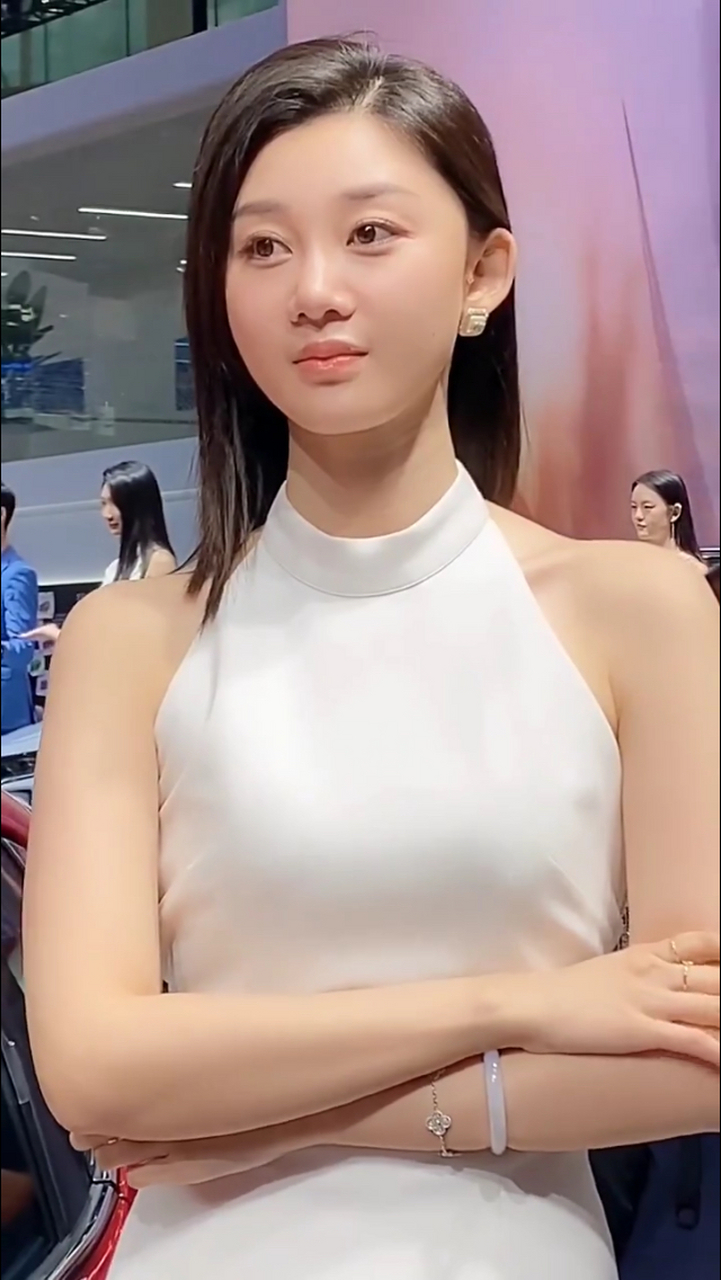 挑战素颜出镜,美女车模张芮尔的皮肤真好,素颜下的张芮尔真是名符其实